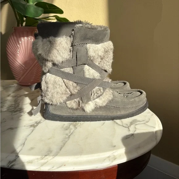 Manitobah Gray Suede Beaded Mukluks Women’s Size 9 - Picture 2 of 9